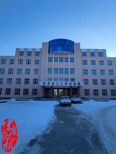 技术工程师在齐齐哈尔大学进行设备安装和调试